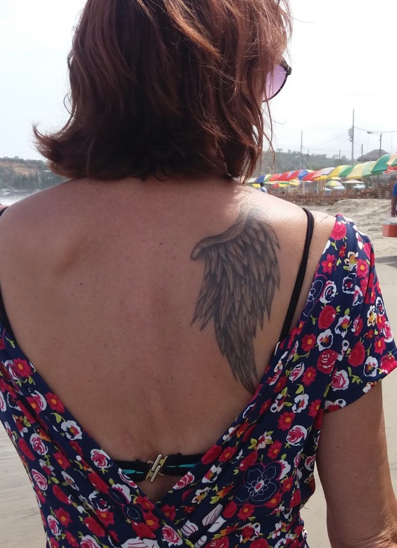 Eine Person mit einem Tuch, das über den Kopf gebunden ist, in einer monochromen Szenerie.
